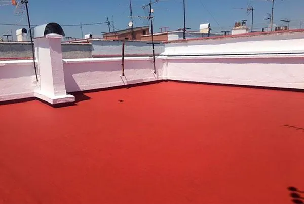 Terraza con acabado continuo de color rojo, sin juntas visibles